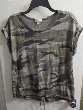 Eliane Rose Camo Drawstring Short Sleeve Tee - Olive Green Size M